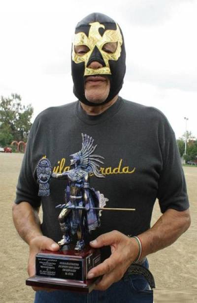 Muere el luchador Águila Dorada, a los 86 años