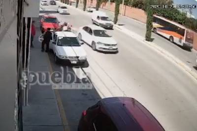VIDEO: Vehículo atropella a discapacitada en silla de ruedas y acompañante en Zavaleta