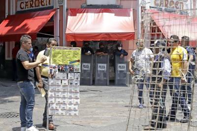 Ambulantes &quot;torean&quot; a policías en Puebla para vender ante restricción por COVID-19