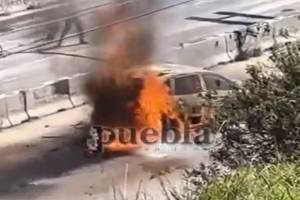 VIDEO: Se incendia camioneta en el Periférico de Puebla