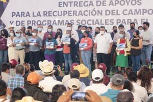 Céspedes entrega apoyos para el campo en zona de Acatlán y Tehuitzingo
