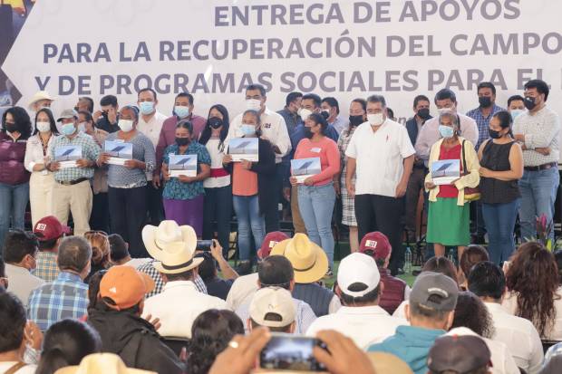 Céspedes entrega apoyos para el campo en zona de Acatlán y Tehuitzingo