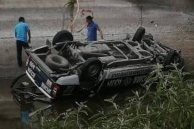 Patrulla de la Policía de Tlacotepec cayó a dren de Valsequillo; hay dos lesionados