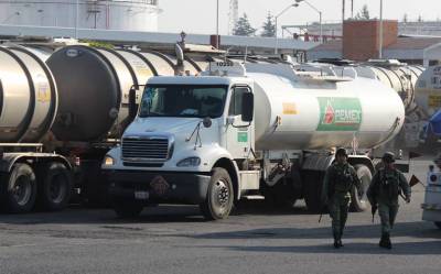 Militares custodian sede de Pemex en parque industrial 2000