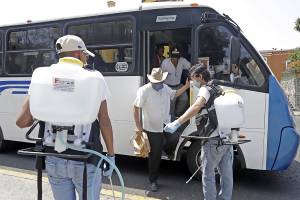 Organizaciones realizaron sanitización gratuita de unidades de transporte público
