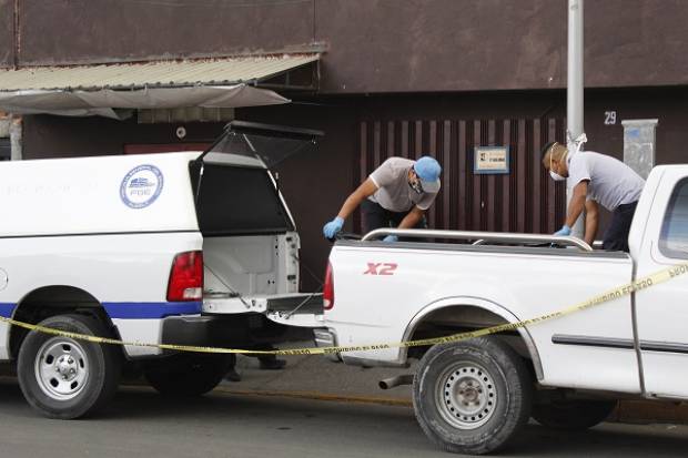 Muere un joven en la batea de una camioneta tras intento de suicidio en Puebla