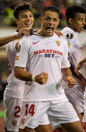 Chicharito anotó golazo en victoria del Sevilla en Europa League
