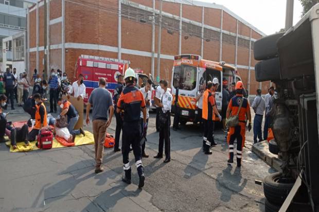 Al menos diez lesionados dejó volcadura de microbús de la Ruta C76 en Puebla