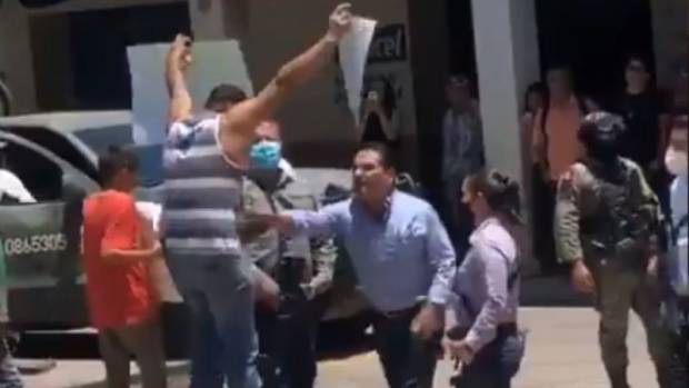 Gobernador de Michoacán empuja a maestro por protestar