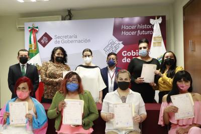 Entregan primeras actas de reconocimiento de identidad de género en Puebla