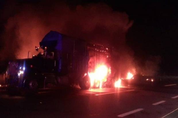 Mueren tres personas calcinadas tras colisión en la autopista a Oaxaca