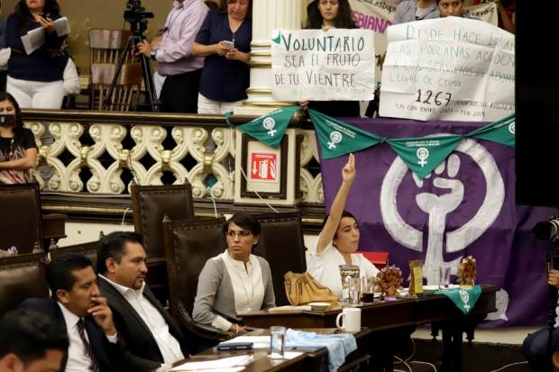 Diputados de Puebla divididos por despenalización del aborto