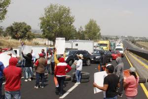 Habitantes de Tepatlaxco cierran autopista México-Puebla por presunta detención ilegal