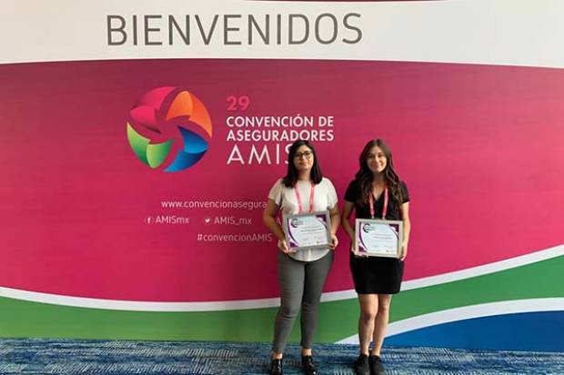 Alumnas de Mercadotecnia de la UMAD ganan concurso de la AMIS