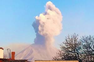 Popocatépetl lanza fumarola y se prevé caída de ceniza en Puebla