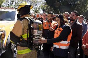 Claudia Rivera entregó equipo para combate de incendios a Protección Civil