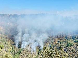 En Zacatlán trabajan para combatir incendio forestal en Tlatempa