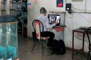 Profesor de Puebla sin internet da clases desde un cibercafé