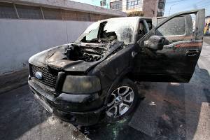 Falla mecánica provoca incendio de una camioneta en Puebla