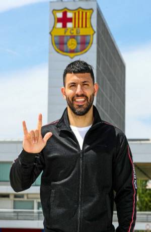 Sergio &quot;Kun&quot; Agüero firma por dos años con el Barcelona