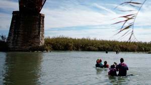 Migrantes desafían el río Bravo  ante la Patrulla Fronteriza