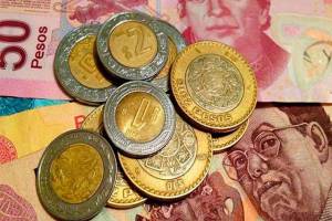 ¿Por qué está cayendo el peso mexicano?