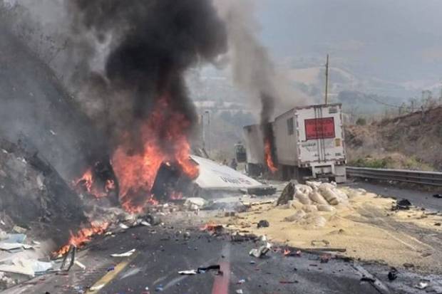 Un calcinado y rapiña, saldo de accidente en la autopista Puebla-Veracruz