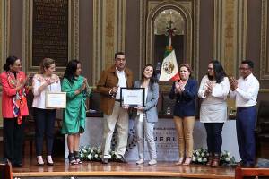Congreso de Puebla entrega reconocimiento a colaboradora de la NASA