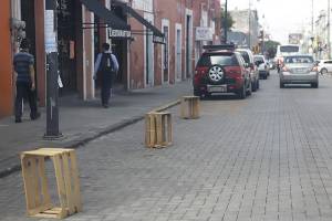 Multarán en Puebla a quien aparte lugares en vía pública con botes, cajas u otros elementos