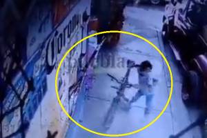 VIDEO: Niña se roba una bicicleta afuera de una tienda en Tehuacán