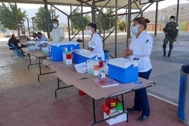 Más de 4 mil trabajadores de salud no han sido vacunados en Puebla, acusa SNTSA