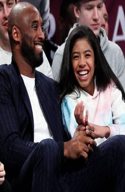 Mueren Kobe Bryant e hija al desplomarse su helicóptero en California