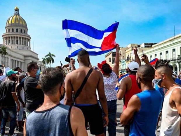 Cubanos salen a manifestarse a las calles: ¡Abajo la dictadura!