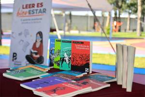 Ayuntamiento de Puebla distribuye libros de la colección 21 para 21 del FCE