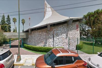 Ladrón con pistola sometió y atracó a catequistas en la iglesia de Huexotitla