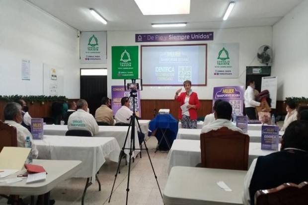 Imparten curso de equidad de género a 140 taxistas en Puebla