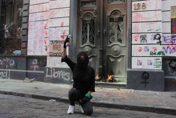 Gobierno estatal pagará reparación de daños provocados por feministas en Puebla