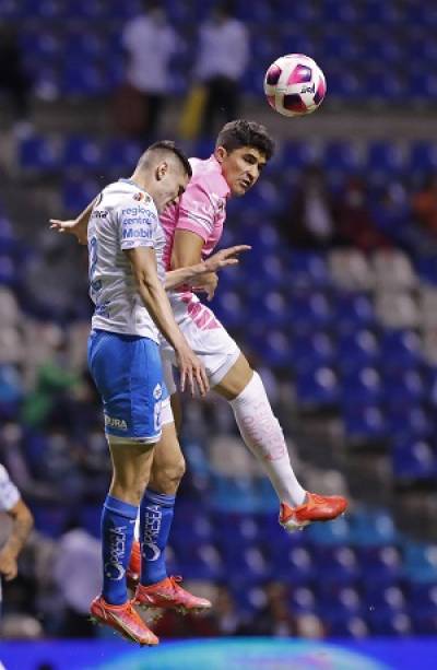 Club Puebla, perseguido por los malos arbitrajes, pierde 2-1 ante Pachuca