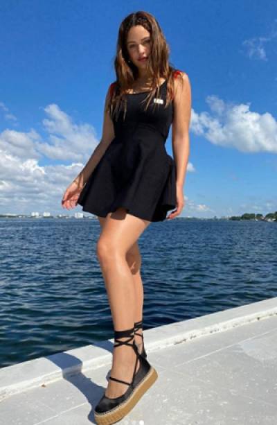 Rosalía cautiva a sus fans en vestido para redes sociales