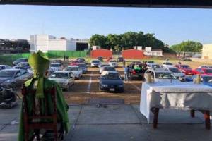En Morelos celebran &quot;misa desde tu auto&quot; por pandemia