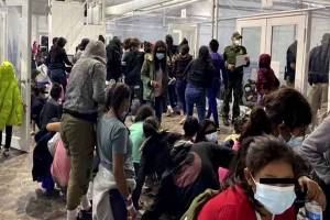 Crisis migratoria en EU: revelan fotos de niños encerrados en Texas