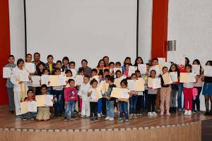 Cuautlancingo: Lupita Daniel entrega 60 becas culturales a niños y jóvenes