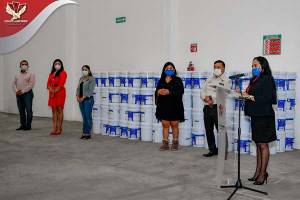 Lupita Daniel entrega botes de pintura a escuelas de Cuautlancingo