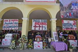 FOTOS: Despiden a las tres personas que murieron en Coyomeapan tras enfrentamiento