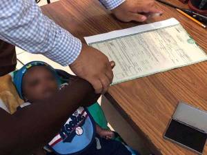 Migrante africana nombra Andrés Manuel López Obrador a su hijo