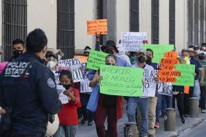 Dueños de baños públicos en Puebla insisten en reapertura ante crisis