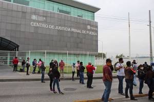 Manifestación en Casa de Justicia de Puebla por detención de 14 personas en Amozoc