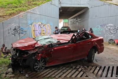 FOTOS: Muere conductor de vehículo tras caer de un puente en el Periférico de Puebla