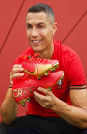 Cristiano Ronaldo estrenará botines por su centenar de anotaciones con Portugal