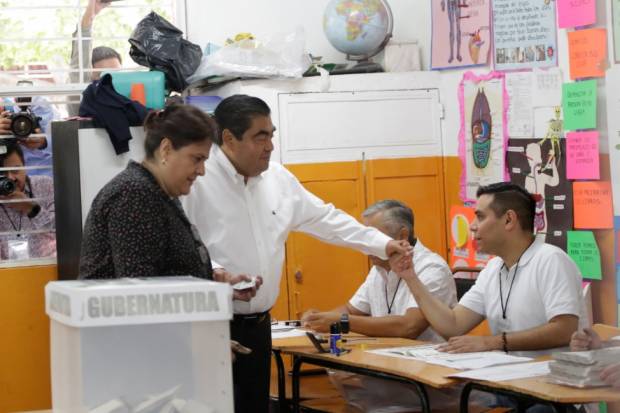 Barbosa emite voto en Tehuacán; se augura amplia ventaja